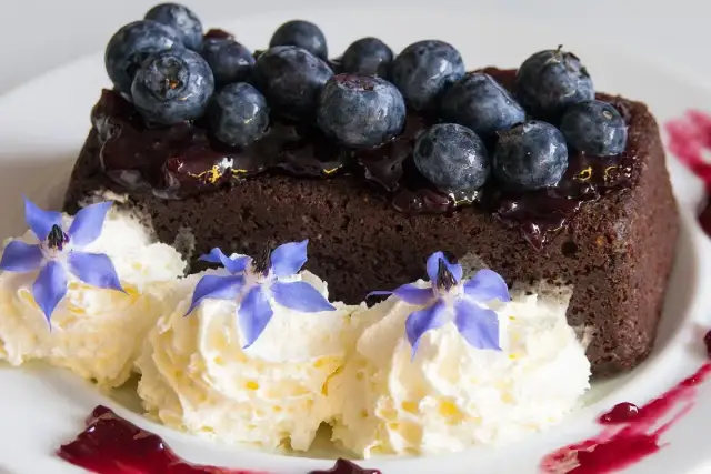 Szybkie ciasto na małą blachę przepisy, które zachwycą każdego łasucha