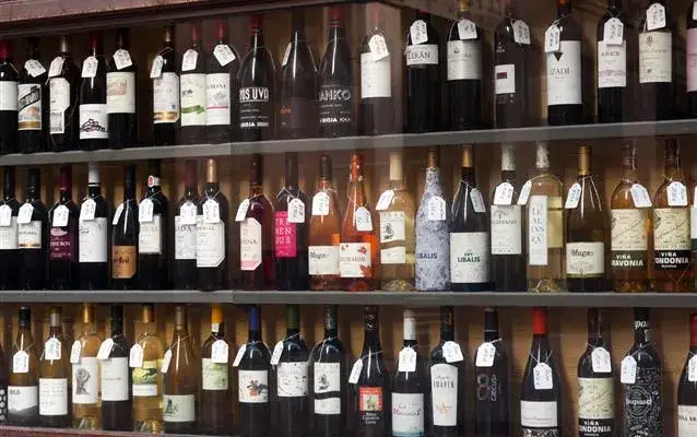 Ile można przewieźć alkoholu do Hiszpanii? Oto ważne limity i zasady