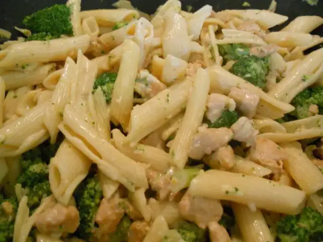 Penne z brokułami w sosie śmietanowym – prosty przepis na pyszny obiad