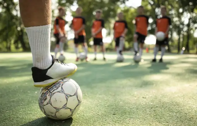 Najwięksi sponsorzy sportowi dominujący w światowych rozgrywkach