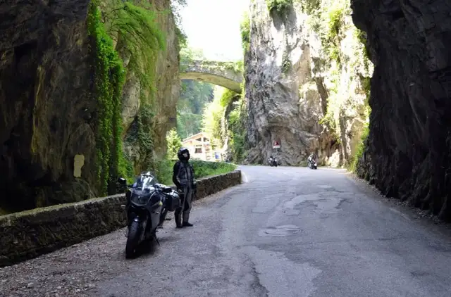 Najlepsze trasy motocyklowe we Włoszech: malownicze szlaki i praktyczne porady