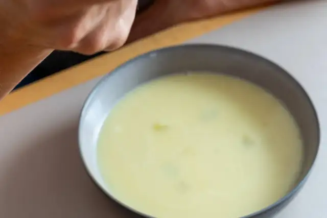 Jak zahartować śmietanę do zupy, by uniknąć zważenia i uzyskać gładkość