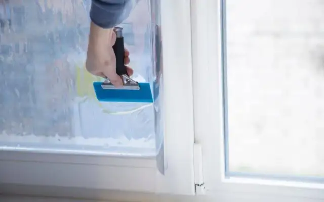Jak usunąć folię z okien – skuteczne metody i praktyczne wskazówki
