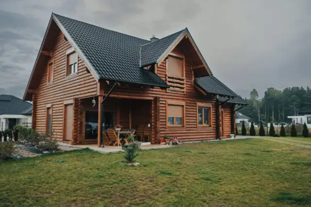Ile kosztuje budowa domu drewnianego? Poznaj ceny i oszczędności