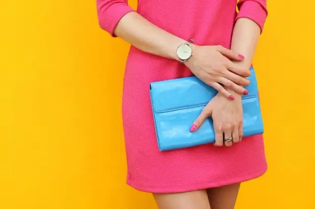 Jakie paznokcie do malinowej sukienki? Odkryj idealne kolory!