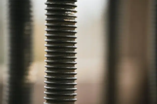 Bezpieczny montaż w firmie – rola prętów gwintowanych