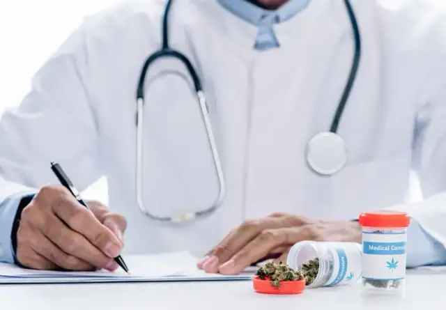 Jaki lekarz może przepisać marihuanę? Sprawdź, kto ma uprawnienia