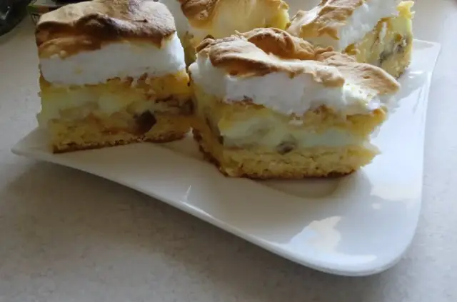 Proste ciasto z bananami i budyniem, które zachwyci każdego smakosza