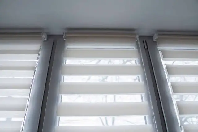 Ile kosztuje montaż rolet dzień noc? Sprawdź ukryte koszty!