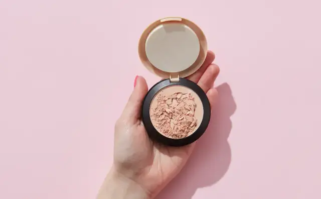 Najlepszy puder do cery dojrzałej - porównanie i zalety produktów