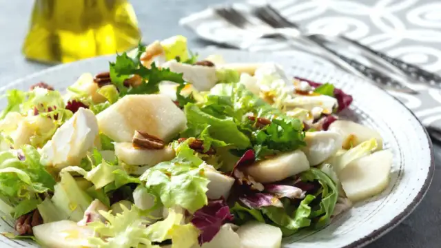 Najlepsza sałatka z kozim serem i gruszką - prosty przepis krok po kroku