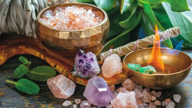 Jak oczyscic ametyst: Skuteczne metody oczyszczania i pielęgnacji