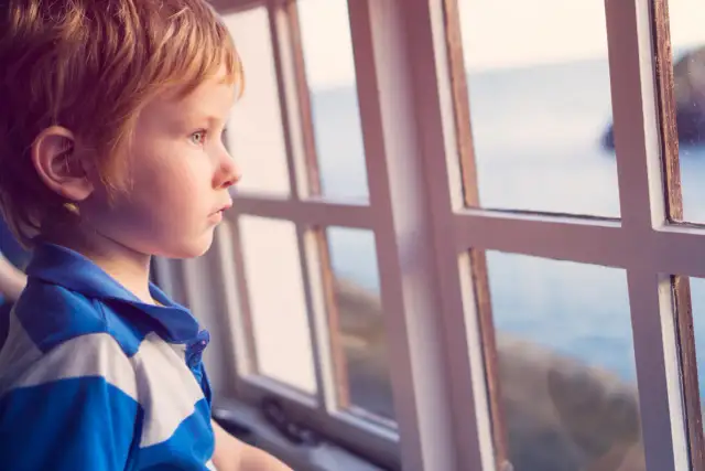 Jak zablokować okno przed dzieckiem - skuteczne metody zabezpieczeń