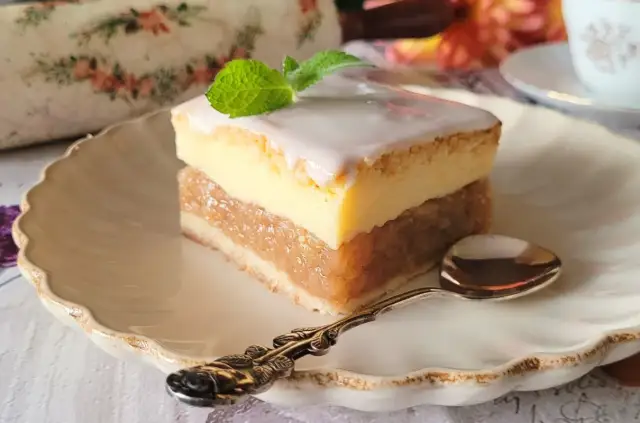 Jak zrobić szarlotkę z budyniem - prosty przepis, który zachwyca smakiem