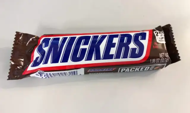 Ile kcal ma Snickers? Wartość energetyczna popularnego batona