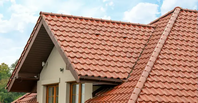 Ile kosztuje położenie dachówki? Sprawdź ceny i uniknij wysokich kosztów