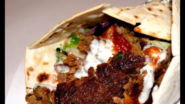 Z czego robi się kebab? Odkryj różnorodność mięs i smaków