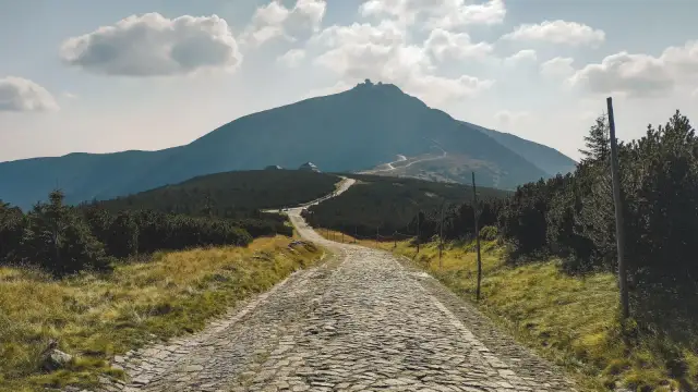 Śnieżka jakie góry? Odkryj tajemnice najwyższego szczytu Karkonoszy