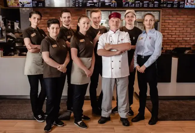 Pełne zestawienie zarobków w KFC: Realne stawki, premie i benefity