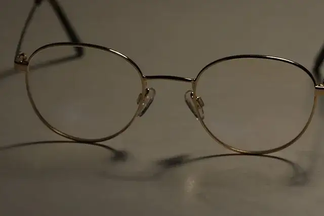 Jak bezpiecznie pomalować oprawki okularów w domu - praktyczny poradnik