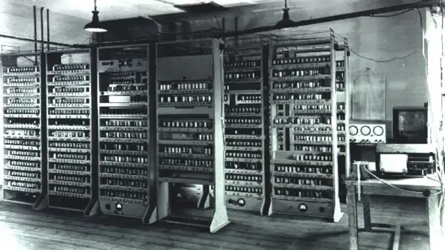 Kiedy powstał pierwszy komputer? Historia i znaczenie rewolucyjnego wynalazku