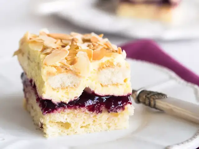 Pyszne ciasta na biszkopcie: sprawdzone przepisy na wyjątkowe desery