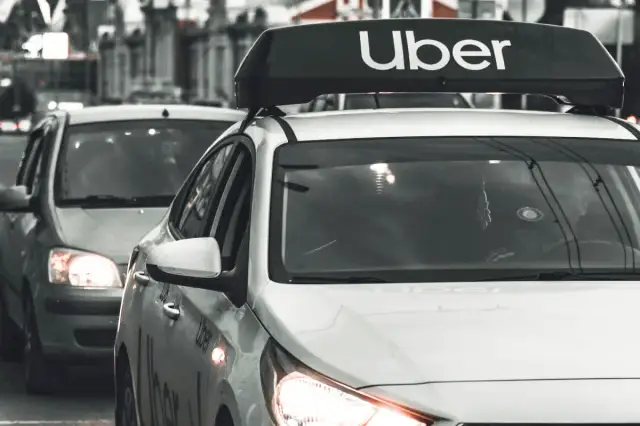 Zarobki w Uber: Realne opinie kierowców na forach internetowych