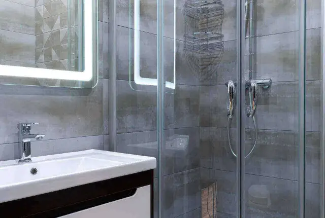 Skuteczne sposoby na uszczelnienie drzwi kabiny prysznicowej bez przecieków