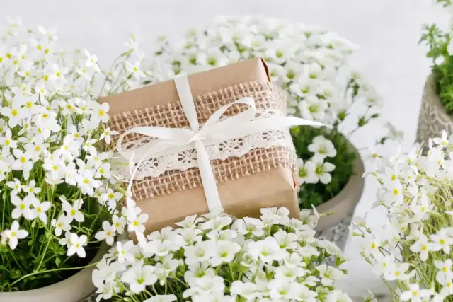 Jak zapakować prezent na komunię, by zachwycić solenizanta i gości