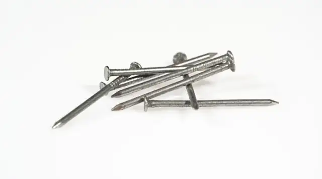 Jak wbijać gwoździe tapicerskie bez uszkadzania materiału