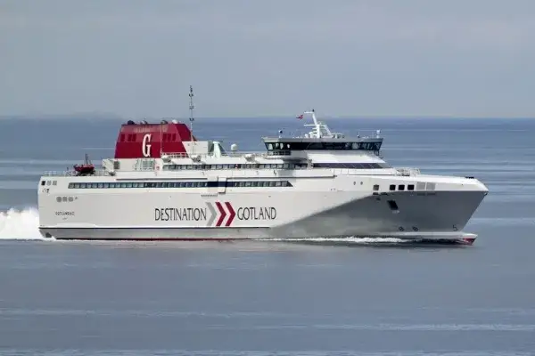 Z jaką prędkością płynie prom? Odkryj tajemnice podróży morskich