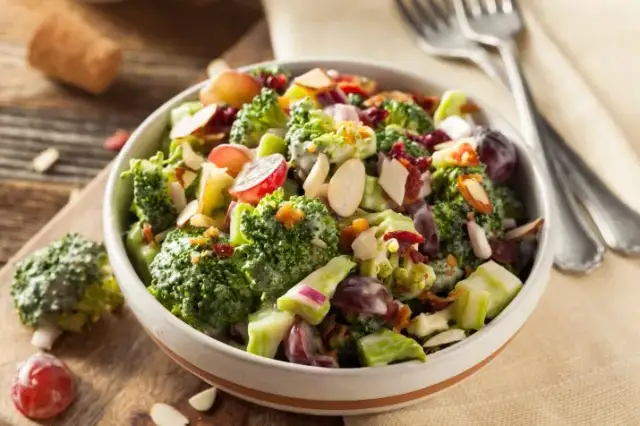 Jaka sałatka zamiast jarzynowej? Odkryj pyszne alternatywy!