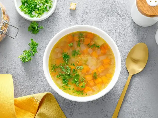 Jakie zupy przy chorobie Crohna: lekkostrawne przepisy, które pomagają