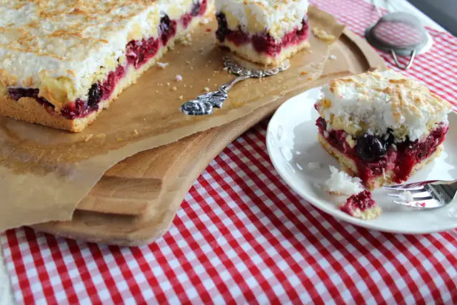 Pyszne ciasto z wiśniami i kokosem – łatwy przepis na wyjątkowy deser