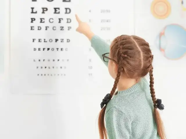 Kiedy zbadać dziecku wzrok? Objawy, terminy i zalecenia specjalistów