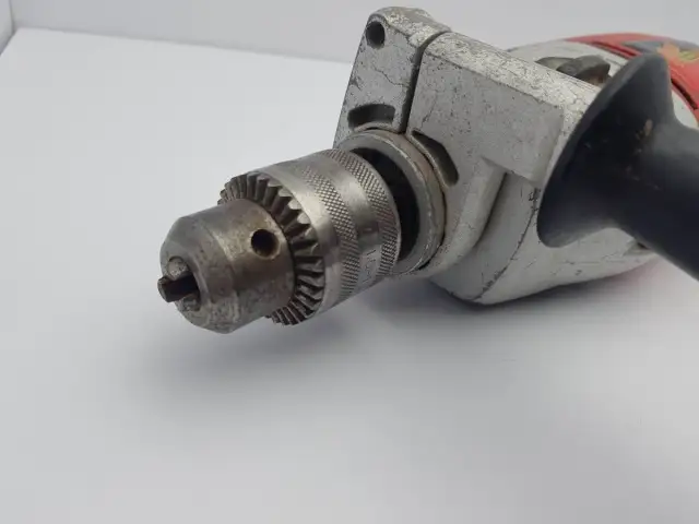 Jak zdjąć futerko z wiertarki: skuteczne sposoby na bezpieczny demontaż