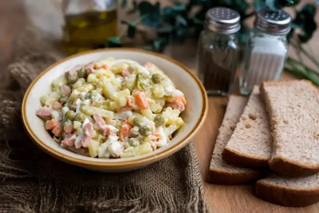 Ile może stać sałatka jarzynowa? Sprawdź, kiedy jest niebezpieczna