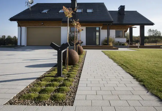 Z czego zrobić chodnik? Najlepsze materiały i praktyczne porady