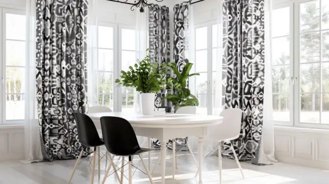 Stół do salonu biały: Jakie czarno białe zasłony najlepiej pasują do wnętrza?