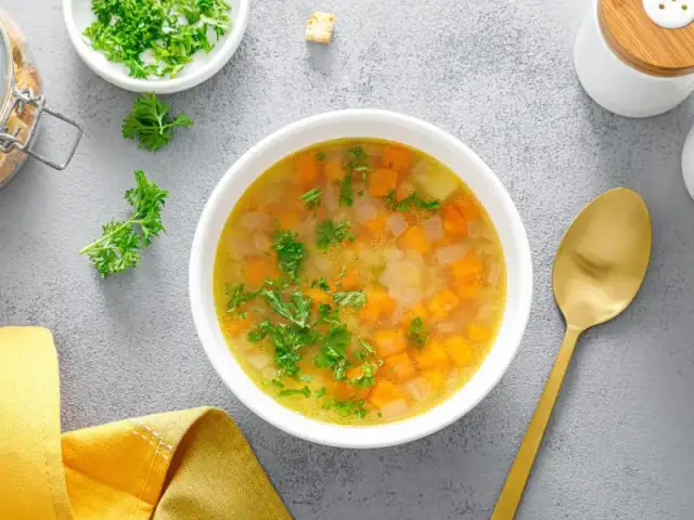 Najlepsze zupy na zaparcia - skuteczne przepisy, które przyniosą ulgę