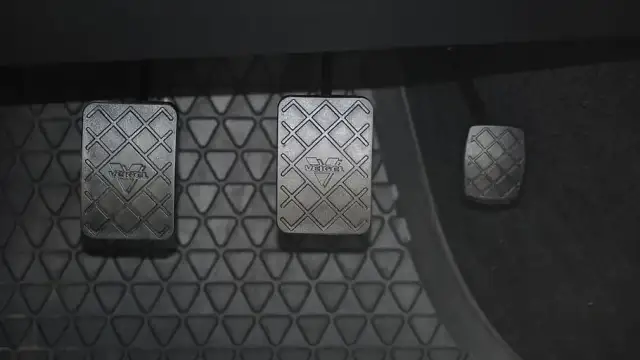 ¿Cuánto cuesta reparar el pedal de embrague que se queda abajo?