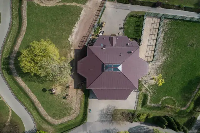 Konstrukcja dachu czterospadowego: kluczowe aspekty i porady budowlane