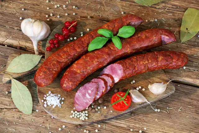 Kiełbasa z jelenia – wyjątkowy smak i przepisy, które musisz znać