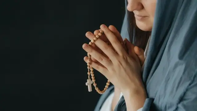 Dlaczego modlitwa różańcowa jest modlitwą kontemplacyjną i co to oznacza?