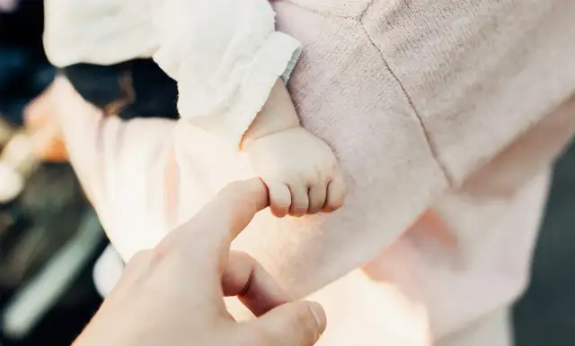 Jak wypisać zaproszenie na chrzest dla dziadków z sercem i stylem