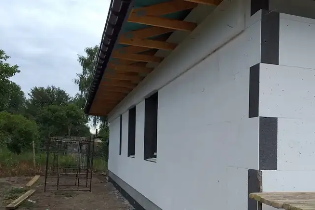 Najlepsze firmy produkujące styropian na elewację: opinie ekspertów 2025