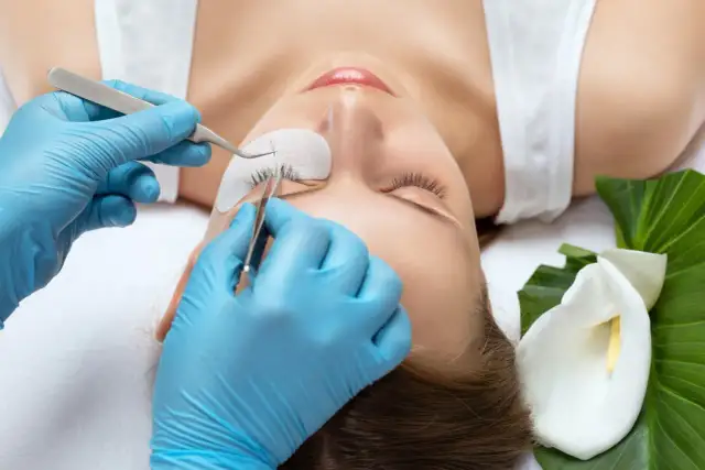 Czy klej do rzęs jest szkodliwy? Sprawdź ryzyko dla zdrowia skóry