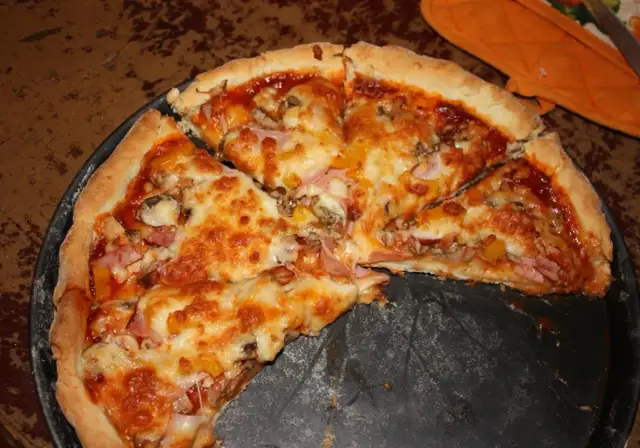 Jak zrobić pizzę jak z pizzeri - sekrety idealnego smaku w domu