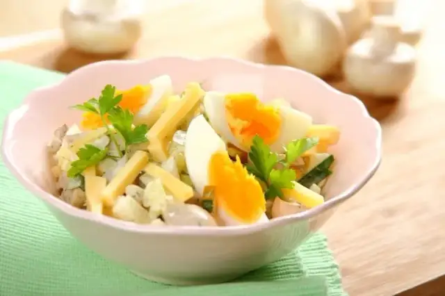 Jak gotować pieczarki do sałatki, by zachować ich smak i chrupkość