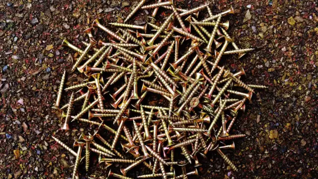 Gwoździe czy wkręty do kontrłat? Odkryj najlepszy wybór dla trwałości